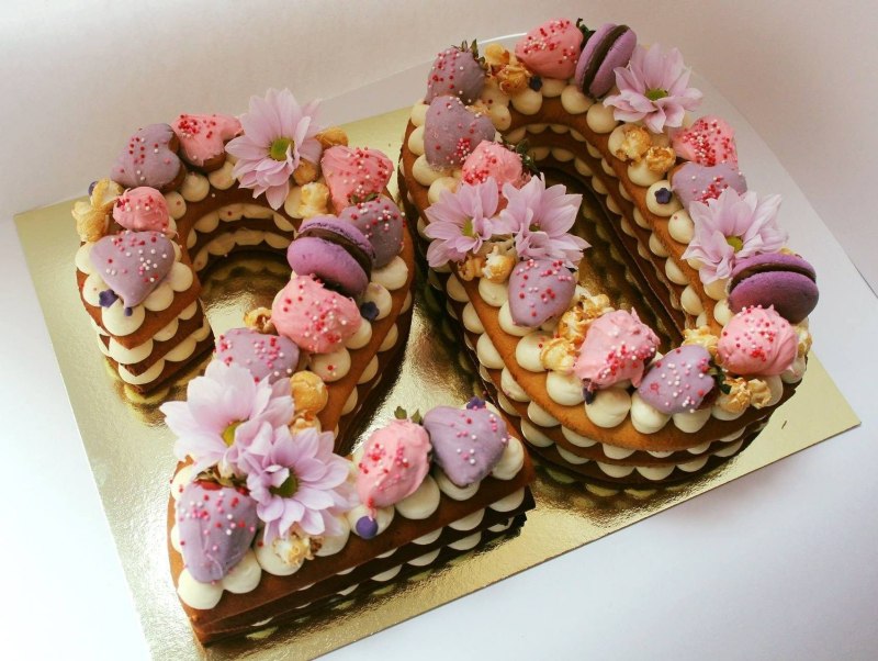 Двухярусный шоколадный торт с велюровым покрытием