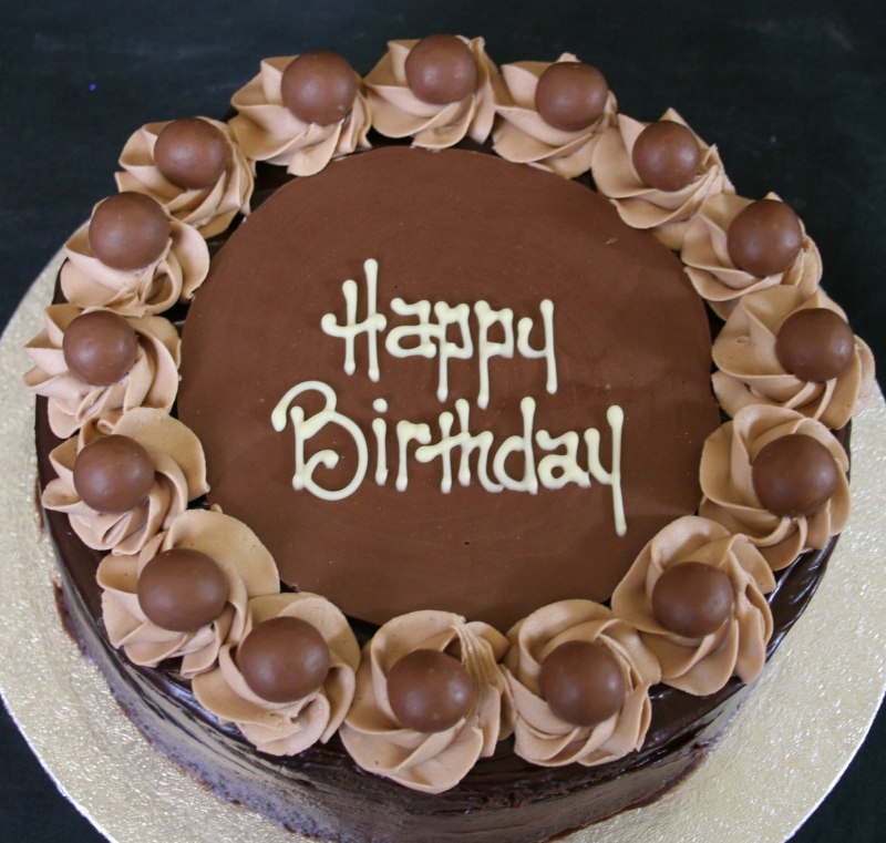 Красивый шоколадный торт Happy Birthday