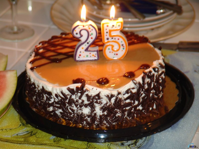 Торт со свечками 25