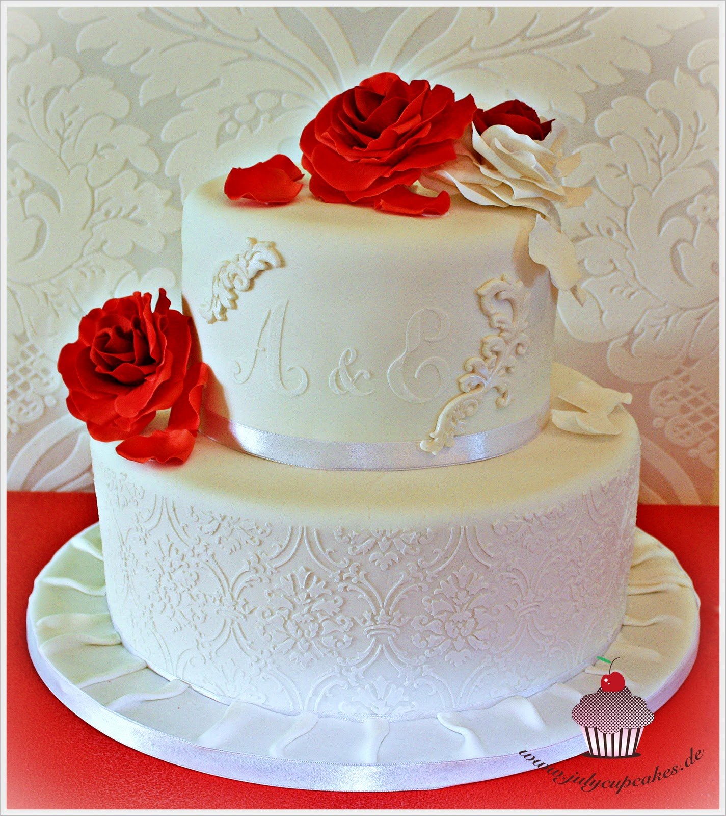 Торт красно золотой. Свадебный торт бело красный двухъярусный. Белый торт с красными розами. Свадебный торт с розами. Торт с красными и белыми розочками.