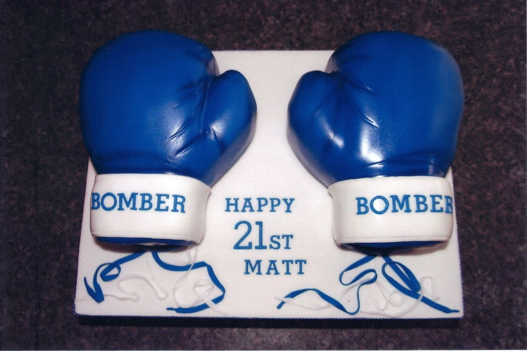 Торт для боксера мальчика с синими перчатками и малиной