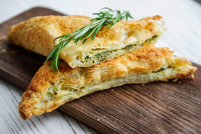 Открытый пирог с творогом и зеленью