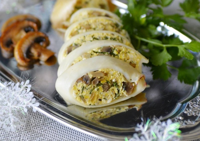 Кальмары фаршированные грибами и сыром