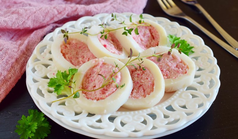 Кальмар фаршированный крабовыми палочками и яйцом