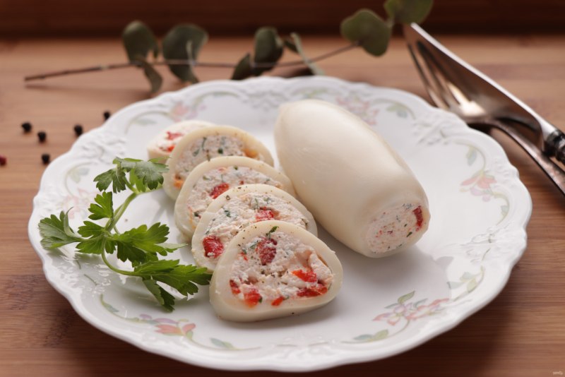 Кальмар фаршированный крабовыми палочками и сыром