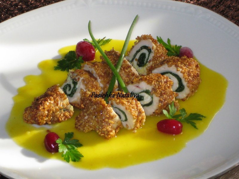 Куриный рулет с двумя гарнирами и соусом