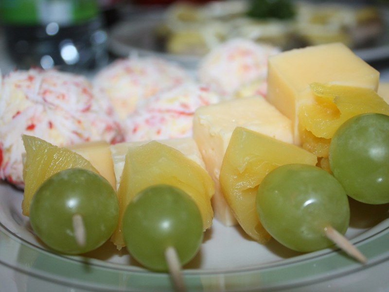 Канапе сыр ананас