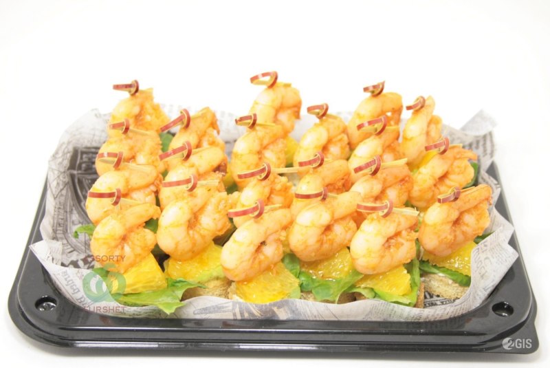 Канапе с креветками и ананасом и сыром