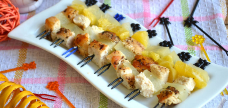 Закуски на шпажках с ананасом
