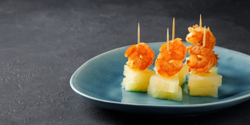 Канапе с креветками и ананасом
